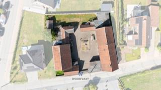 Ontdek deze karaktervolle vierkantshoeve op een perceel van maar liefst 11a90ca, gelegen nabij het centrum van Merchtem, met winkels, scholen...