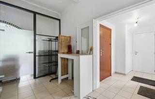 -*** JOURNÉE DE VISITE : 22/8 - RÉSERVATION UNIQUEMENT VIA WWW.POLARES.EU ***<br /><br />À la recherche d'un appartement prêt à emménager avec ce petit plus ? Alors, cet charmant appartement de plain-pied dans une rue calme et prisée vaut vraiment la peine d'être visité.<br />Avec une superficie habitable de 92m² (selon le PEB), vous bénéficiez d'un agencement réfléchi : un hall d'entrée spacieux, une cuisine conviviale avec vue sur le jardin privatif, un salon lumineux, un bureau, une salle de bains et actuellement une grande chambre (2 possibles). Idéal pour ceux qui veulent vivre confortablement ou recherchent une flexibilité supplémentaire.<br />À l'extérieur, un véritable atout vous attend : une terrasse partiellement couverte qui se prolonge harmonieusement dans un jardin de ville confortable. À l'arrière se trouve également une annexe entièrement rénovée, actuellement aménagée en espace de pratique/bureau. Parfait comme bureau à domicile, cabinet, espace de loisirs ou atelier.<br /><br />Et ce n'est pas tout :<br />✔️ Garage privatif spacieux<br />✔️ Cave<br />✔️ Pas de charges communes<br /><br />L'emplacement ? Difficile à surpasser ! À seulement 10 minutes à pied de la station de métro Tomberg, à 5 minutes du parc Georges Henri et avec un Delhaize littéralement au coin de la rue, vous bénéficiez ici d'une accessibilité excellente et de toutes les commodités à portée de main.<br /><br />📅 L'inscription à la journée de visite se fait exclusivement via www.polares.eu<br /><br />Une opportunité unique pour ceux qui recherchent une maison avec du caractère, un bel espace extérieur et un espace polyvalent supplémentaire dans un emplacement de choix. Ne manquez pas cette chance !