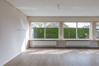 Deze recent gerenoveerde woning combineert hedendaags comfort met een neutrale en tijdloze afwerking. Gelegen in een rustige en residentiële omgeving geniet u hier van veel lichtinval en een aangename woonomgeving.<br /><br />Via de inkomhal bereikt u de verschillende ruimtes van de woning. De ruime leefruimte met houten vloer en grote raampartijen biedt een mooi zicht op de tuin en baadt in natuurlijk daglicht. Aansluitend bevindt zich de moderne keuken, praktisch ingericht met voldoende werkruimte, een dubbele spoelbak en zicht op de tuin.<br /><br />De woning beschikt over drie volwaardige slaapkamers, ideaal voor gezinnen, thuiswerkers of hobbyisten. De stijlvolle badkamer is uitgerust met een dubbele lavabo en verlichte spiegelkast. Daarnaast werd de inpandige garage omgevormd tot een praktische berging.<br /><br />Buiten geniet u van een onderhoudsvriendelijke tuin waar u in alle rust kan ontspannen.<br /><br />Troeven:<br />• Recent gerenoveerd<br />• EPC-score C<br />• 3 ruime slaapkamers<br />• Lichtrijke leefruimte<br />• Moderne keuken met zicht op de tuin<br />• Praktische berging<br />• Onderhoudsvriendelijke tuin<br />• Rustige residentiële ligging<br /><br />Deze instapklare woning vormt een uitstekende opportuniteit voor wie op zoek is naar een comfortabele woning met een verzorgde afwerking en tal van mogelijkheden.<br /><br />Enkele afbeeldingen werden digitaal gevisualiseerd en dienen louter als inspiratie voor de mogelijke inrichting en afwerking van de woning.<br /><br />Voor meer informatie of een bezoek, contacteer Hanne via hanne@vicusvastgoed.be of op het nummer 0478 65 88 15.