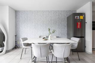 Dit appartement op de eerste verdieping maakt deel uit van een residentie uit 2005, gelegen aan de gekende Sint-Lievenslaan. Dankzij deze centrale ligging bevindt u zich op korte afstand van het centrum van Gent, dat vlot bereikbaar is te voet, met de fiets en via het openbaar vervoer. Winkels, scholen en andere dagelijkse voorzieningen bevinden zich in de nabije omgeving, terwijl ook de belangrijkste invalswegen slechts enkele minuten verwijderd zijn.<br /><br />Bij het betreden van het appartement komt u terecht in de inkomhal die uitgeeft op de lichtrijke leefruimte. Hier is voldoende plaats voorzien voor een gezellige woon- en eetkamer. Aansluitend bevindt zich de praktische keuken. Verder verbindt de hal de badkamer en de twee volwaardige slaapkamers. Via één van de slaapkamers heeft u toegang tot het aangename terras.<br /><br />Daarnaast beschikt het appartement over een privatieve staanplaats op de kelderverdieping, verplicht aan te kopen aan €30.000.<br /><br />Heeft dit centraal gelegen appartement met twee volwaardige slaapkamers en een gezellig terras uw interesse gewekt? Neem dan zeker contact op met Brent voor meer informatie of het inplannen van een bezoekmoment via brent@immofrancois.be. Tot binnenkort!<br /><br />