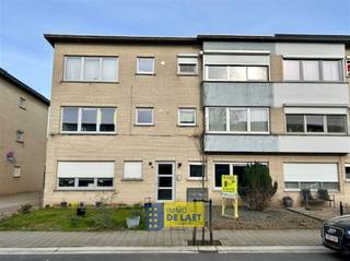 Prima verzorgd gelijkvloers appartement met garagebox (mee aan te kopen aan € 18.000) gelegen net achter het gebouw, de ramen alsook de...