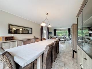 La villa se compose: au rez-de-chaussée: un hall d'entrée avec toilette, un séjour lumineux avec accès à la terrasse ensoleillée et le jardin,...