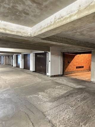 Looking for a garage box for sale for a car or storage of stuff in Sint-Denijs-Westrem ? We have what you are looking for: The assets:- spacious...