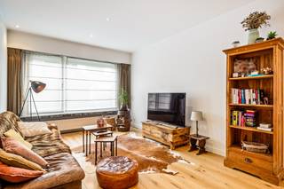 Welkom in de Frans Breugelmansstraat 17, een ongelooflijk gezellig woning gelegen in een rustige en kindvriendelijke woonwijk van Schoten. Hier geniet u van een uitstekende combinatie van rust en bereikbaarheid. Scholen, winkels, openbaar vervoer en belangrijke invalswegen bevinden zich in de onmiddellijke omgeving, terwijl het nabijgelegen parkdomein en de groene omgeving zorgen voor een aangename woonbeleving.<br /><br />Deze verzorgde woning werd grondig gerenoveerd in 2018 en combineert hedendaags wooncomfort met een warme, huiselijke uitstraling.<br />Bij het binnenkomen betreedt u de inkomhal die toegang geeft tot de gezellige leefruimte. Dankzij de grote raampartijen kan u genieten van een grote hoeveelheid natuurlijk licht.<br />Aansluitend bevindt zich de volledig ingerichte keuken, uitgerust met onder meer een natuurstenen werkblad, dubbele spoelbak, gasvuur, oven, microgolfoven en koelkast met vriesvak. Vanuit de keuken heeft u rechtstreeks toegang tot het terras en de tuin.<br /><br />Op het gelijkvloers bevindt zich verder de ruime badkamer met toilet bad en inloopdouche. Verder hebben we nog een wasplaats/technische ruimte en uiteraard toegang tot de kelder.<br /><br />Op de eerste verdieping bevinden zich 3 slaapkamers (13,5 m², 10m en 10 m²). De hele verdieping heeft airco!<br /><br />Buiten geniet u van een zonnige tuin met terras en polyvalent tuinhuis met meerdere mogelijkheden!<br /><br /><span>Pluspunten:</span><br /><span>+ Airco <br />+ Gerenoveerd in 2018<br />+ Airconditioning aanwezig<br />+ Conforme elektrische keuring<br />+ Rolluiken aanwezig</span><br />+ Instapklaar<br />+ TOP locatie<br /><br />Heeft u interesse in deze gezellige woning en wenst u een bezoek ter plaatse in te plannen? Aarzel niet ons te contacteren. Wij zijn bereikbaar via het nummer 03 337 50 70 of info@vbvastgoed.be.