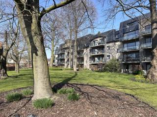 Aangenaam appartement van ca. 94m², gelegen op de eerste verdieping van het domein "KARMELIETENHOF", biedt een unieke combinatie van rust, groen...