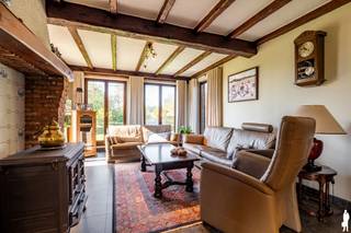 <p><strong>Aan de groene rand van Poppel bevindt zich deze uitstekend onderhouden villa op een prachtig perceel van ca. 2.000 m². De woning combineert een aangenaam wooncomfort met bijzonder veel ruimte en geniet bovendien van een prachtig open zicht over de achterliggende weilanden. Tot de grote troeven behoren onder meer de volledig vernieuwde, hoogwaardig afgewerkte keuken, de lichtrijke leefruimtes, 3 ruime slaapkamers, een grote zolderverdieping en de dubbele garage met atelier. De woning beschikt over een EPC-label F.</strong></p>
<p><span>Via de ruime inkomhal bereikt u enerzijds het leefgedeelte en anderzijds de slaapvertrekken. De woonkamer geniet dankzij de vele raampartijen van bijzonder veel natuurlijk daglicht. De gezellige zithoek met houtkachel kijkt uit naar de voorzijde van de woning, terwijl u vanuit de aangrenzende tuinkamer geniet van een prachtig vergezicht over de weilanden. Dankzij de grote opengaande raampartijen vormt deze ruimte een heerlijke verbinding tussen binnen en buiten.</span></p>
<p><span>Centraal in de leefruimte bevindt zich de eetkamer, met voldoende plaats om uitgebreid te tafelen met familie en vrienden. Aansluitend ligt de volledig vernieuwde keuken, uitgevoerd in hoogwaardige materialen met massieve kastdeuren, een natuurstenen werkblad, kwalitatieve Miele-toestellen, dubbele spoelbak en bijzonder veel opbergruimte. De keuken werd uitgebreid met een lichtrijke eet- en tuinkamer aan de zuidoostzijde, vanwaar u rechtstreeks toegang heeft tot het terras en de tuin.</span></p>
<p><span>Verder beschikt de keuken over een praktische voorraadkast. De ruime bijkeuken/wasplaats biedt plaats voor wasmachine, droogkast en strijkruimte en heeft eveneens rechtstreeks toegang tot het terras. Ook de verwarmingsinstallatie bevindt zich hier, samen met een extra wastafel.</span></p>
<p><span>De nachthal geeft toegang tot drie volwaardige slaapkamers, een afzonderlijk toilet en de badkamer, uitgerust met ligbad, douche, wastafel en maatwerkkasten. Via de bijkeuken bereikt u bovendien de ruime zolderverdieping, die nog volledig naar eigen behoefte kan worden ingericht, bijvoorbeeld als bijkomende slaapkamers, hobbyruimte of bureau.</span></p>
<p><span>Een absolute meerwaarde is de bijzonder ruime dubbele garage met aansluitend atelier. Hier is niet alleen plaats voor twee wagens, maar ook voor een volwaardige werkplaats, hobbyruimte of extra stockage.</span></p>
<p><span>Ook buiten is het heerlijk vertoeven. Dankzij de uitstekende oriëntatie geniet de tuin volop van de zon. Rond het terras bevindt zich een verzorgde siertuin, terwijl het achterste gedeelte van het ruime perceel tal van mogelijkheden biedt voor onder meer een moestuin, kippenren, houtopslag of andere hobby’s.</span></p>
<p><strong><span>Een bijzonder complete eigendom voor wie op zoek is naar ruimte, rust, een kwalitatieve afwerking en een groen uitzicht op een mooie locatie in Poppel.<br /><br /></span></strong>Stedenbouwkundige inlichtingen in aanvraag<strong><span><br /></span></strong></p>