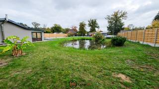 <h2><span>Charmante chalet op een groen perceel in de Hertstraat in Nieuwrode te koop</span></h2>

<div><span>Gelegen in de rustige Hertstraat in Nieuwrode, vind je deze charmante chalet op een mooi perceel van 11a 20ca. </span>De ligging van de chalet biedt je het beste van twee werelden: rust en natuur, maar toch een vlotte bereikbaarheid. De buurt is gekend om haar groene omgeving, ideale wandel- en fietsroutes en een aangename sfeer. Hier woon je middenin het groen, met alle comfort binnen handbereik.</div>
<br />Bij aankomst valt meteen de ruime voortuin op, met een mooi aangelegde vijver. Aan de voorzijde van het perceel bevindt zich een afgesloten garage. De chalet zelf verwelkomt je via een lichtrijke veranda met schuiframen aan beide kanten, perfect om op warme dagen helemaal open te zetten en te genieten van het buitengevoel. Vanuit de veranda stap je binnen in de gezellige leefruimte, waar plaats is voor een zit- en eethoek. De open keuken sluit hier naadloos op aan. Verder beschikt de chalet over een badkamer met douche, lavabo en toilet, en een aparte slaapkamer, alles op het gelijkvloers, compact maar zeer doordacht ingericht.<br /><br /><strong>Wat maakt deze chalet in Nieuwrode zo bijzonder?</strong>

<ul>
	<li>Unieke ligging in het groen</li>
	<li>Ruim perceel met prachtige voortuin en vijver</li>
	<li>Lichtrijke veranda met zicht op de tuin</li>
	<li>Afgesloten garage</li>
</ul>
<strong>Benieuwd naar deze gezellige chalet?</strong><br />Contacteer ons via info@optie-m.be of bel naar 011 23 11 01 – wij helpen je graag verder.<br /><br /><strong>Wil je weten wat jouw woning waard is?</strong><br />Vraag gratis en vrijblijvend een schatting aan via bovenstaande contactgegevens.<br /><br />Vastgoedinformatie: VG, GVR, GMO, VKR, VV.