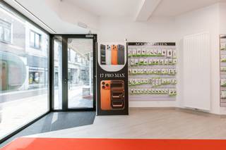 In de Florimont Leirensstraat te Wetteren bevindt zich dit veelzijdige commerciële pand met een totale oppervlakte van ca. 380 m². Dankzij de flexibele indeling, de bestaande huuropbrengst en het uitzonderlijke EPC-label A vormt deze eigendom een interessante opportuniteit voor investeerders en ondernemers.<br /><br />Het pand bestaat uit drie afzonderlijke units. De eerste unit is momenteel verhuurd als handelsruimte voor gsm-accessoires en genereert een stabiele huuropbrengst van €400 per maand.<br /><br />De tweede unit betreft een ruime handelsruimte die vroeger dienst deed als kapsalon. Dankzij de flexibele indeling leent deze ruimte zich perfect voor een winkel, praktijkruimte, vrij beroep of andere commerciële activiteit. Bovendien beschikt deze unit over rechtstreekse toegang tot het terras.<br /><br />De derde unit omvat een bureauruimte met archiefruimte, eveneens met toegang tot het terras. Deze ruimte is ideaal als kantoor, praktijk of administratieve werkplek.<br /><br />Daarnaast beschikt de eigendom over een garagebox.<br /><br />Troeven:<br />•⁠ ⁠Totale oppervlakte van ca. 380 m²<br />•⁠ ⁠EPC-label A<br />•⁠ ⁠3 Afzonderlijke en flexibele units<br />•⁠ ⁠Bestaande huuropbrengst van €400/maand<br />•⁠ ⁠Terras aanwezig<br />•⁠ ⁠Garagebox inbegrepen<br />•⁠ ⁠Geschikt voor handel, praktijk of kantoor<br />•⁠ ⁠Centrale ligging in Wetteren<br />•⁠ ⁠Sterk investeringspotentieel<br /><br />Dankzij de combinatie van een energiezuinig karakter, flexibele invulmogelijkheden en een centrale ligging vormt deze eigendom een interessante investering voor wie op zoek is naar een opbrengsteigendom met toekomstpotentieel.<br /><br />Voor meer informatie of een bezoek, contacteer Thomas via 0474 26 27 58 of via info@vicusvastgoed.be.