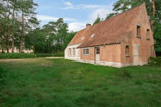 IN OPTIE!!  In een rustige, groene omgeving bevindt zich deze unieke woning, een ontwerp van de gerenommeerde Belgische architect <strong>Raymond Rombouts</strong>. Het pand staat op een mooi perceel van 1.221 m² en combineert tijdloze architectuur met een zee aan mogelijkheden.<br /><br /><strong>Indeling</strong><br />Via de oprijlaan bereikt u de woning, met achteraan een polyvalente garage van ca. 42 m².<br />De inkomhal met gastentoilet en vestiairegedeelte verwelkomt u en biedt toegang tot de eetkamer, de lichtrijke woonkamer en de keuken. Dankzij de grote raampartijen genieten zowel de woonkamer, eetkamer als keuken van overvloedig daglicht en een prachtig zicht op de tuin. Op de verdieping bevinden zich drie slaapkamers, een badkamer met douche in bad en een apart toilet.<br /><br /><strong>Bouwmogelijkheden</strong><br />Het perceel biedt bovendien interessante uitbreidingsmogelijkheden:
<ul>
	<li><span>Totale bebouwbare oppervlakte (hoofd- en bijgebouwen): max. 250 m² voor percelen tot 2.500 m²</span></li>
	<li><span>Kroonlijsthoogte: max. 7 m</span></li>
	<li><span>Totale verharde oppervlakte: max. 10% van de perceeloppervlakte, op min. 3 m van de perceelsgrenzen</span></li>
</ul>
<strong>Architectuur</strong><br />Raymond Rombouts wordt beschouwd als één van de meest toonaangevende Belgische architecten van de twintigste eeuw. Zijn ontwerpen zijn sterk geïnspireerd door de harmonieuze verhoudingen van achttiende-eeuwse landhuizen, kastelen, herenwoningen en hoeves. Hij stond bekend om zijn integriteit, passie en perfectionisme, wat resulteerde in authentieke meesterwerken die ambachtelijk vakmanschap en harmonie uitstralen.