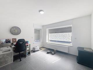 Cette maison spacieuse et lumineuse est située au calme à Ichtegem et offre tout le confort nécessaire à une famille à la recherche d'un grand espace de vie, d'un grand jardin et d'un aménagement pratique.Disposition de la maison :- Rez-de-chaussée- Hall d'entrée avec toilettes séparées pour les invités- Espace de vie très spacieux et lumineux- Grande cuisine avec beaucoup d'espace pour un coin repas- Local de rangement avec raccordement pour machine à laver- Sous-sol, idéal comme espace de rangement supplémentaire- Agréable jardin avec terrasse- Plusieurs places de parking privées à l'arrière de la maisonPremier étage :- 2 chambres très spacieuses- Salle de bain équipée d'une douche à l'italienne et d'un lavaboDeuxième étage :-Très grande pièce mansardée qui peut parfaitement servir de troisième chambre, de salle de loisirs ou de bureau- Local de rangement séparé avec système de chauffage centralLes avantages de cette maison :3 chambres spacieusesGrand espace de vie et cuisineCave pratique et espace de rangement supplémentaireJardin avec de nombreuses possibilitésPlusieurs places de parking sur placeSituation paisible à IchtegemCV/gaz naturelVous êtes intéressé par cette propriété à louer à Ostende ? Rendez-vous sur le site www.dewaele.com, cliquez sur le bien que vous souhaitez louer. À l'aide du bouton rouge « demandez votre visite », nous vous demandons de remplir brièvement un profil. Ensuite, nous vous contacterons pour une visite. Les rendez-vous ne peuvent pas être pris par téléphone.Les images générées par l’IA sont fournies en guise d'inspiration. Elles ne tiennent pas compte des spécifications techniques, ni des renseignements urbanistiques, ni des possibilités concrètes de réalisation.