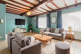 Dit gelijkvloers appartement met 2 slaapkamers en centrale verwarming op aardgas biedt een ruime leefruimte met open keuken. Verder is er een...