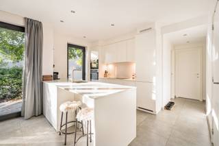 Gelegen in een aangename woonomgeving, met het centrum van Schoten in de buurt, ligt dit appartement met drie slaapkamers, een zee aan natuurlijk licht én een buitenruimte van maar liefst 181 m². Die combinatie kom je niet elke dag tegen!<br /><br /><span><strong>INDELING</strong></span>:<br /><br />Via de inkomhal komt u in de ruime leefruimte, waar de grote raampartijen meteen opvallen. Ze zorgen voor bijzonder veel natuurlijke lichtinval.<br /><br />Het zit- en eetgedeelte vloeien mooi in elkaar over, met aansluitend de open, volledig uitgeruste keuken.<br /><br />Vanuit de leefruimte stapt u rechtstreeks het privatieve terras en de tuin in.<br /><br />Via de nachthal bereikt u de drie slaapkamers, waarvan één opvallend ruim, en de badkamer met royale inloopdouche. Een afzonderlijk gastentoilet en een praktische berging maken de indeling compleet.<br /><br />Bij de oorspronkelijke bouw werd de garage volledig geïntegreerd in het appartement. Een gedeelte werd gebruikt om de derde slaapkamer aanzienlijk te vergroten, terwijl het overige gedeelte werd ingericht als praktische berging met plaats voor een wasmachine en droogkast.<br /><br />De voormalige oprit doet vandaag dienst als parkeerplaats. <br /><br />Ook aan comfort werd gedacht. Zo is het appartement voorzien van vloerverwarming, met een afzonderlijke temperatuurregeling in de slaapkamers. Daarnaast beschikt u over een privatieve kelderberging. <br /><br /><span><strong>BIJZONDERHEDEN</strong></span>:<br /><br />• Instapklaar &amp; veel natuurlijke lichtinval<br />• 3 slaapkamers<br />• Private tuin/terras van ca.181 m²<br />• Parkeermogelijkheid <br />• Woongevoel van een laagbouwwoning