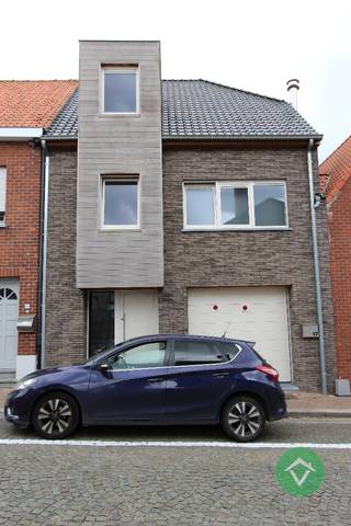 Deze woning is gelegen te Wijnendale (Torhout) en bestaat uit: inkomhal - toilet - living - keuken - wasplaats - berging - garage - terras - tuin - nachthal - 3 slaapkamers, waarvan 1 slaapkamer voorzien is van een bureauruimte - badkamer - zolder. <br /><br />Vrij vanaf 1/10/2026. <br />Huurprijs: 1.025,00 €/mnd.<br />EPC-Label A