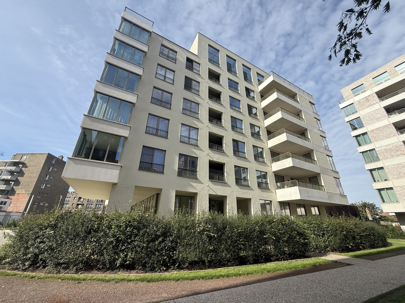 In het hart van Deinze, vlak naast het (toekomstige) stadspark, vlot bereikbaar en centraal gelegen, vinden we dit gezellige appartement terug.