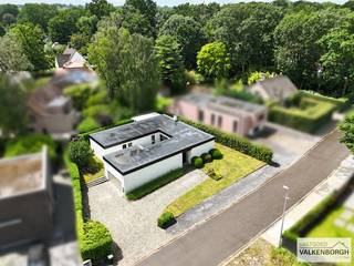 Bezoeken worden ingepland via mail op joris@vastgoedvalkenborgh.be<br /><br />Sterrebos 40: Zeer knappe gerenoveerde architecturale villa met veel lichtinval gelegen in de mooie villawijk Sterrebos.<br /><br />Indeling: Inkomhal met gastentoilet, apart bureau (of 4e slaapkamer), living met eetkamer en toegang naar de binnenpatio, keuken met toegang naar het overdekt terras, wasplaats, 3 slaapkamers waarvan 1 met inbouwkasten, masterbedroom, badkamer, dubbele garage en aangelegde tuin met verschillende terrassen rondom de woning met veel zonlicht. <br /><br />Comfort: deze villa werd in 2022 volledig gerenoveerd (ramen, dak, isolatie, vloeren, pleisterwerk, ...). De keuken is volledig ingericht, afgewerkt met een granieten tablet en voorzien van Amerikaanse frigo. De badkamer is ingericht met een inloopdouche, toilet en dubbel lavabomeubel.<br />De woning is luxueus afgewerkt met mooie materialen. <br /><br />Energie: Het dak werd recent volledig vernieuwd en geïsoleerd (2024), Aluminium ramen met hoogrendementsglas. Centrale verwarming op aardgas (hoogrendementsketel). Laadpaal aanwezig. Elektriciteit gekeurd en conform. EPC-score: In behandeling.<br /><br />KI: 1.135.<br />Bewoonbare opp.: ca. 200m². <br />Opp.: 07a50ca.<br />Vraagprijs: 675.000 euro.<br />Meer informatie via kantoor op joris@vastgoedvalkenborgh.be<br />