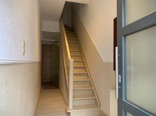 <p><span>WILRIJK - Valaar</span><span>: Instapklare woning met 3 slaapkamers, garage en stadstuin.</span></p><p><span> </span></p><p><span>Deze perfect onderhouden woning werd in 2014 gerenoveerd en is gelegen in een aangename, rustige straat</span></p><p><span>De woning werd zonet volledig herschilderd en voorzien van nieuwe vloerbekleding.</span></p><p><span> </span></p><p><span>BESCHRIJVING:</span></p><p><span> </span></p><p><span>Gelijkvloers</span><span>:</span></p><p><span>Ruime inkomhal..</span></p><p><span>Gastentoilet met handenwasser, aansluiting wasmachine en CV-ketel.</span></p><p><span>Ingemaakte vestiairekast.</span></p><p><span>Gezellige leef- en eetkamer op laminaat.</span></p><p><span>Toegang tot uiterst aangename stadstuin met ingebouwde barbecue, waar het heerlijk vertoeven is.</span></p><p><span>Open, volledig geïnstalleerde keuken voorzien van kasten en alle toestellen (oven, dampkap, koelkast, diepvriezer, nieuwe vaatwasser, kookplaat).</span></p><p><span>Garage voor 1 wagen met automatische sectionaalpoort en extra bergruimte. Parkeerplaats voor de woning.</span></p><p><span> </span></p><p><span>1° Verdieping</span><span>:</span></p><p><span>Overloop met grote kastenwand.</span></p><p><span>Vooraan slaapkamer 1 (ca 13m²) op laminaat.</span></p><p><span>Naastliggende badkamer voorzien van dubbel lavabomeubel, ligbad (met douchemogelijkheid), toilet en handdoekdroger.</span></p><p><span>Slaapkamer 2 (ca 14m²) voorzien van automatische koepel met afstandsbediening.</span></p><p><span>Slaapkamer 3 (ca 17m²), achteraan gelegen.</span></p><p><span> </span></p><p><span>Kelder</span><span>: </span></p><p><span>Deels onderkelderd en verdeeld in praktische bergruimtes.</span></p><p><span> </span></p><p><span>BIJZONDERHEDEN:</span></p><p><span> </span></p><p><span>- Onmiddellijk beschikbaar</span></p><p><span>- Volledig herschilderd en nieuwe vloerbekleding</span></p><p><span>- Zeer aangename buurt op wandelafstand van winkels (o.a.Delhaize), openbaar vervoer en grote invalswegen</span></p><p><span>- Elektriciteit is conform</span></p><p><span>- Dak is geïsoleerd</span></p><p><span>- CV op gas - ketel Vaillant</span></p><p><span>- Laag EPC (184 kWh/m²) - label B</span></p><p><span>- Drie volwaardige slaapkamers</span></p><p><span>- Geschikt voor max.4 personen</span></p><p><span> </span></p><p><span>Een pareltje op aangename locatie!</span></p>