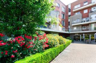 Dit 2-slaapkamerappartement is gelegen in de service-residentie Residentie Elsdonck in Wilrijk, een aangename en groene omgeving waar comfortabel en zorgeloos wonen centraal staat. Alle dagelijkse voorzieningen, winkels, openbaar vervoer en het centrum van Wilrijk bevinden zich op korte afstand. <br /><br />De residentie beschikt over uitgebreide faciliteiten zoals een gemeenschappelijke tuin, zwembad, restaurant en fitnessruimte, met dienstverlening die volledig op maat kan worden afgestemd. <br /><br />Het appartement bevindt zich op de derde verdieping en biedt een ruim leefgedeelte met open keuken, een praktische berging en toegang tot een aangenaam terras. Verder zijn er twee volwaardige slaapkamers en een ruime badkamer met douche, wastafel en toilet. Een privatieve garagebox kan optioneel worden aangekocht. <br /><br />Een ideale woonoplossing voor wie zelfstandig wil wonen met comfort, veiligheid en ondersteuning binnen handbereik.<br /><br />Epc: Label A, P-score: D, G-score: D, Vg-Pg-Gvv-Gvkr-Gmo