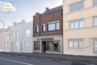 Kom zeker een bezoek brengen aan deze aanrader. De perfecte instapklare kwalitatieve woning voor een groot gezin. <br />Veel ingemaakte kasten, veel berging en volledig onderkelderd.<br />Dit exclusief pand werd over de jaren perfect onderhouden door de eigenaars en biedt veel comfort. <br /><br />De winkel vooraan is perfect om als inkomhal te gebruiken. Er zijn veel ingemaakte kasten en berging. Ook ideaal voor de fietsen en de kinderwagens en als extra troef, het houdt onmiddellijk het straatlawaai en de drukte buiten. <br /><br />Eens in de woning voelt u onmiddellijk de gezellige warme sfeer en de open ruimtes in connectie met de tuin. Vijf mooie slaapkamers met origineel parket vloer en ingemaakte kasten, een extra large leefkeuken met eethoek, een prachtige living en eetplaats met authentieke kwalitatieve elementen. De luxueuze badkamer heeft en bad en een douche. Er zijn twee toiletten, 1 boven in de badkamer en 1 beneden als gastentoilet met aparte lavabo. <br /><br />Dichtbij alle faciliteiten zoals winkels, scholen, openbaar vervoer,...<br />De tuin met tuinhuis en vijver is volledig ingesloten en omheind.<br /><br />Meer info of een bezoek, contacteer ons 0475/34.00.40<br />Wij helpen u graag verder in jullie zoektocht naar een nieuwe thuis.