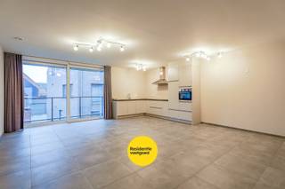 Deze prachtige assistentiewoning, gelegen op de eerste verdieping, is de perfecte plaats waar senioren zelfstandig kunnen wonen met toegang...