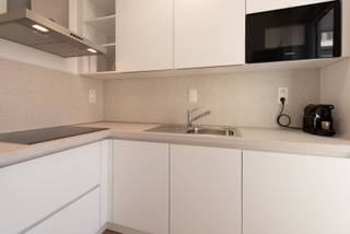 Aangename studio met apart slaapgedeelte. Volledig vernieuwd met halfopen keuken met alle modern comfort. Badkamer met douche, wastafel en toilet. Slaapcomfort voor 4 personen. Privé kelder inbegrepen in de prijs, gemeenschappelijke fietsenberging aanwezig. Op 100m van het strand.