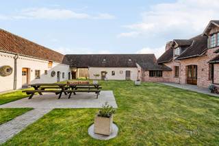 Te midden van de prachtige glooiende landschappen van de Vlaamse Ardennen bevindt zich deze uitzonderlijk charmante en volledig...