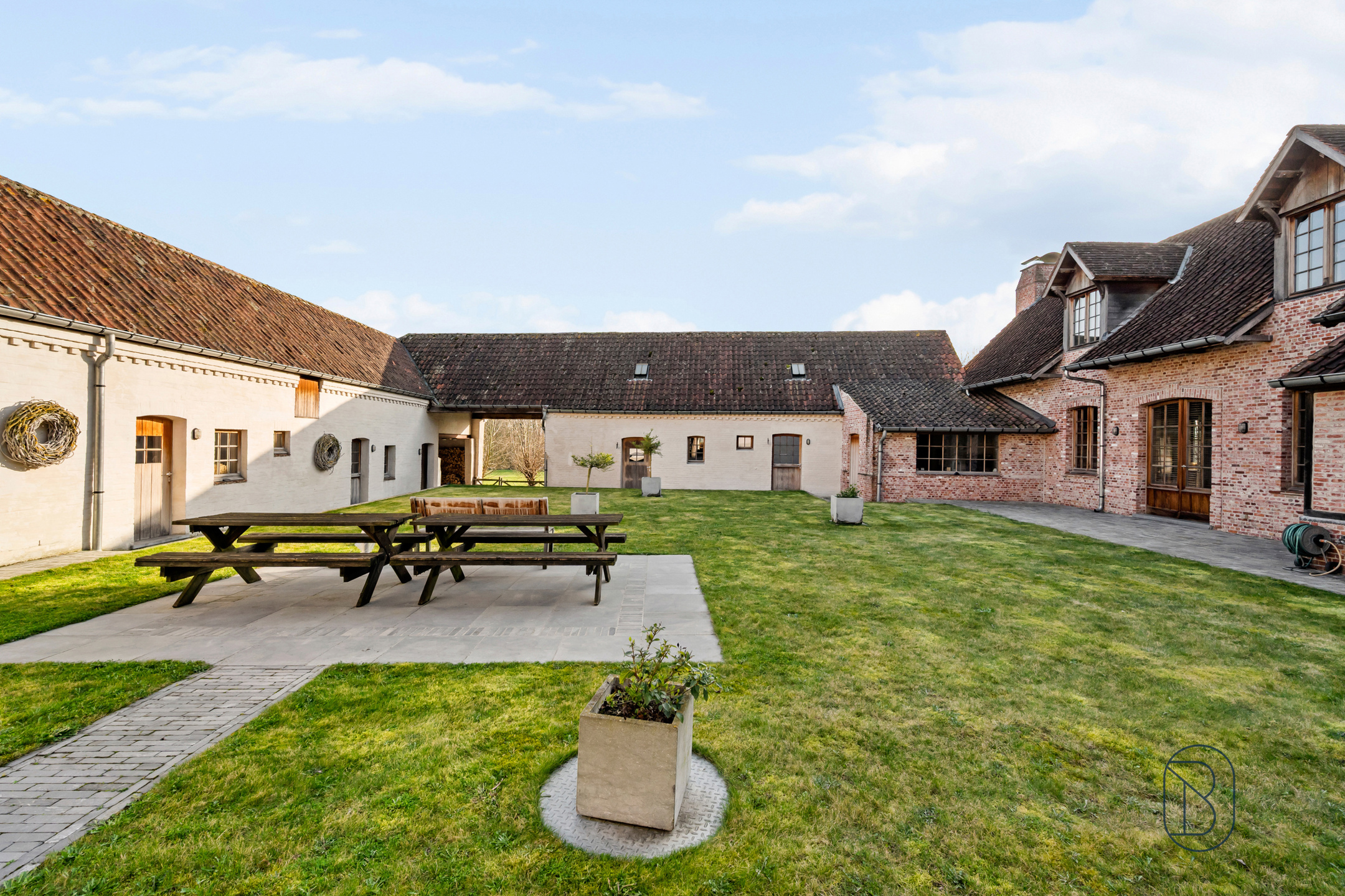 Uitzonderlijk charmante vierkantshoeve met prachtig zicht - foto 2