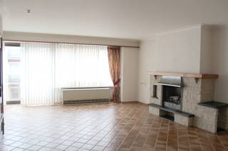 Gelegen op de 2de verdieping bevat dit ruim appartement (114m²) een inkomhal, toilet, lichtrijke leefruimte met half open keuken, 2...