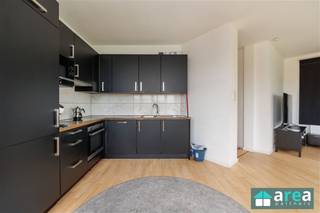 <p><span>Appartement op de Zandvlietstraat 1 te Antwerpen</span></p><p><span>Dit appartement op de derde verdieping aan de Zandvlietstraat 1 te Antwerpen combineert comfort, een praktische indeling en een uitstekende ligging. Gelegen nabij winkels, scholen, openbaar vervoer en belangrijke invalswegen geniet u hier van een vlotte verbinding naar het centrum van Antwerpen en omliggende gemeenten.</span></p><p><span>Troeven:</span></p><ul><li><span>2 volwaardige slaapkamers</span></li><li><span>Bewoonbare oppervlakte van 84 m²</span></li><li><span>Volledig gerenoveerd interieur</span></li><li><span>Geïnstalleerde keuken</span></li><li><span>Veel natuurlijke lichtinval</span></li><li><span>Ideaal voor eigen bewoning of investering</span></li></ul><p><span>Indeling:</span></p><p><span>Via de inkomhal betreedt u de aangename leef- en eetruimte, waar de grote raampartijen zorgen voor een overvloed aan natuurlijk licht. Aansluitend bevindt zich de volledig geïnstalleerde keuken, die voorzien is van alle nodige comfort.</span></p><p><span>Verder beschikt het appartement over twee volwaardige slaapkamers en een moderne badkamer met douche. Dankzij de doordachte indeling wordt de beschikbare ruimte optimaal benut, wat zorgt voor een comfortabel woongevoel.</span></p><p><span>Het appartement werd volledig gerenoveerd aan de binnenzijde en bevindt zich in uitstekende staat. Het huidige EPC-label bedraagt F, voornamelijk doordat het dak nog niet geïsoleerd werd. Dit biedt de mogelijkheid om met een beperkte energetische ingreep de energieprestatie van het appartement aanzienlijk te verbeteren. Dankzij de kwalitatieve renovatie van het interieur is de woning verder volledig instapklaar.</span></p><p><span>Voor meer informatie kan u terecht bij Area Partners: <span>info@area.be</span></span><span> of 03/284.60.60.</span></p>