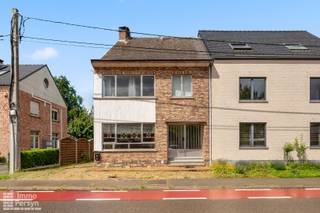 Ben je op zoek naar een vastgoedproject met potentieel in het landelijke Rillaar?<br />Deze halfopen bebouwing aan de Ebdries 26 biedt een leuke kans voor wie graag de handen uit de mouwen steekt. Deze woning is rustig gelegen in een groene omgeving, maar toch met een vlotte verbinding naar de omliggende dorpskernen en de oprit van de E314. Wat deze eigendom bijzonder maakt, is dat de woning beschikt over een solide structuur en een handige oprit die doorloopt tot aan de achterzijde van de woning waar zich de garage bevindt. <br /><br />Dit pand wacht op een renovatie om getransformeerd te worden tot een moderne, gezellige gezinswoning. Hoewel er momenteel nog werk aan de winkel is op het vlak van de energiezuinigheid en het asbestveilig maken van het gebouw, geeft dit je net de perfecte gelegenheid om de isolatie en technieken volledig naar eigen hand te zetten. <br /><br />Binnenin tref je een verrassend ruime leefruimte aan met een gezellige kachel van waaruit je de lichtrijke, aanpalende eetkamer inkomt. De achterliggende keuken, biedt een direct contact met de tuin en de vrijstaande garage. Via de inkomhal kan je met de vaste trap de eerste verdieping bereiken die plaats biedt aan de badkamer, 2 grote slaapkamers en een kleine kamer die kan dienen als bureau of slaapkamer. Er is toegang tot de zolder via een trapluik in de nachthal. Extra bergruimte is mogelijk in de droge kelder. De oprit aan de zijkant van het huis loopt door tot aan de vrijstaande garage. De woning is eveneens toegankelijk via de zijdeur in de keuken.<br /><br /><u><strong>INDELING:</strong></u><br /><strong>Gelijkvloers:</strong> inkomhal, leefruimte, keuken, toilet<br /><strong>1ste verdieping:</strong> nachthal, 2 ruime slaapkamers, 1 kleinere slaapkamer, badkamer<br /><strong>Zolder:</strong> zolderruimte<br /><strong>Tuin:</strong> oprit, tuin, vrijstaande garage<br /><strong>Kelder:</strong> kelderruimte, stookplaats<br /><br />Ervaar zelf de vele voordelen van deze woning tijdens een persoonlijke rondleiding.<br />Maak vandaag nog je afspraak.<br />Mail naar info@immopersyn.be of bel 013 444 008.