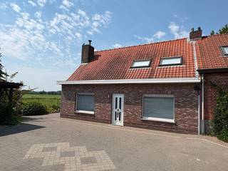 Ruime halfopen bebouwing met uniek, onbelemmerd zicht op de natuur!<br /><br />Ben je op zoek naar een eigendom met tal van mogelijkheden op een rustige en groene locatie? <br />Dan biedt deze halfopen bebouwing in Waarschoot (Lievegem) een unieke kans! <br />Dankzij de ligging in de tweede lijn geniet je hier van uitzonderlijke privacy en rust.<br /><br />Het perceel heeft een oppervlakte van maar liefst 2.011 m². De ruime tuin biedt een blijvend en gegarandeerd uitzicht op het omliggend landschap. Een absolute meerwaarde voor wie houdt van rust en natuur.<br /><br />Troeven van deze woning<br />•Woonoppervlakte (153 m²): Gezellige woonkamer met houtkachel, vernieuwde moderne keuken, 3 ruime slaapkamers, 2 badkamers en 2 toiletten.<br />•Bijgebouwen (80 m²): Garage met carport vóór de woning, plus een grote berging en extra garage áchter de woning.<br />•Buitenruimte: Riante tuin met een blijvend, onbelemmerd zicht op het groen.<br /><br />Belangrijk om te weten<br />•EPC: Gunstige score van 318 kWh/m² (Label D), dus geen renovatieverplichting.<br />•Verwarming: Centrale verwarming op stookolie (hoogrendementsketel vernieuwd in 2021).<br />•Nutsvoorzieningen: Volledig uitgerust met o.a. een regenput, stads- en grondwater.<br />•Elektriciteit: Keuringsattest aanwezig (niet-conform).<br />•Asbest: Attest is aanwezig (buitenberging wordt nog professioneel aangepakt vóór de verkoop).<br />•Stedenbouw & Risico: Gelegen in agrarisch gebied (zonevreemd, maar volledig vergund). <br />•Er is geen voorkooprecht en de woning ligt niet in een overstromingsgevoelig gebied.<br /><br />Met enkele beperkte opfriswerken maak je van deze uniek gelegen woning jouw absolute droomthuis!<br /><br />Bezoekdagen (enkel op afspraak!)<br />•Zaterdag 20 juni 2026 — van 10:00 u tot 17:00 u<br />•Zaterdag 27 juni 2026 — van 10:00 u tot 17:00 u<br /><br />Wens je meer informatie of wil je meteen reserveren voor een bezichtiging?<br />•Contactpersoon: Jan Van Bouchaute<br />•GSM: 0476 28 25 12 (graag telefonisch contact opnemen tussen 18:00 u en 20:00 u)<br /><br />Geen immo aub, gelieve deze wens te respecteren!<br /><br /><br /><br /><br /><br /><br /><br /><br />