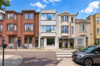 PRACHTIG TOWNHOUSE MET MODERNE INRICHTING IN SINT-NIKLAASDeze karaktervolle woning combineert klassieke architectuur met hedendaags wooncomfort en is centraal gelegen in Sint-Niklaas.De woning beschikt over 3 ruime slaapkamers en staat op een perceel van 452 m². De open leefruimte met houten vloer en originele stenen schouw zorgt voor een warme, sfeervolle uitstraling.De moderne keuken is stijlvol afgewerkt met zwarte accenten en een opvallende oranje tegelwand. Ook de 2 badkamers zijn comfortabel en eigentijds ingericht.Buiten is er een aangename tuin met extra mogelijkheden. Dankzij de combinatie van karakter, ruimte, moderne inrichting en centrale ligging is dit een bijzonder aantrekkelijke woning.