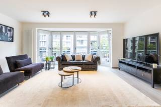 strong&gt;Knokke: Volledig gerenoveerd 2-slaapkamerappartement te koop met topligging aan de Lippenslaan.<br /><br />In het centrum van Knokke bevindt zich dit volledig gerenoveerde en perfect instapklare appartement, gelegen in de Gulden-Vliesstraat 6 en met de leefruimtes die uitgeven op de Lippenslaan. Een ideale combinatie van een centrale ligging, hedendaags comfort en een kwalitatieve afwerking. Ook de Zeedijk en het strand zijn vlot bereikbaar.<br /><br /><strong>Indeling: </strong><br />Inkomhal, apart toilet, ruime en lichtrijke leefruimte, volledig uitgeruste open keuken met hoogwaardige materialen, praktische berging, stijlvolle badkamer met ligbad én inloopdouche, 2 volwaardige slaapkamers.<br /><br /><strong>Troeven: </strong>
<ul><li>Perfect instapklaar met hedendaagse en stijlvolle afwerking.</li><li>Topligging nabij winkels, restaurants, supermarkten.</li><li>Op wandelafstand van het strand.</li><li>Bovengrondse fietsenberging en een ruime privatieve kelderberging.</li><li>EPC-label A en elektriciteit is conform</li></ul>
Meer informatie? Contacteer Ayita op 0496 13 43 12 of via ayita@eraservimo.be