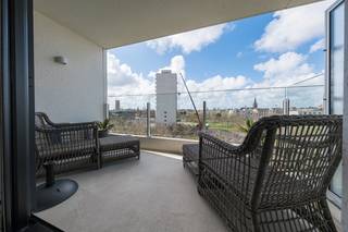 <ul>
<li>Dit <strong><u>gemeubeld</u> </strong>recent (2018) appartement heeft een prachtig open zicht op het 6<sup>e</sup> verdiep.</li>
<li>Het appartement is zeer centraal gelegen en slechts op enkele stappen verwijderd van de winkelstraten, station, strand, Maria Hendrikapark, ...<br /><u>Indeling:</u> inkomhal, leefruimte met open keuken, een ruim zonneterras, volwaardige slaapkamer, badkamer, toilet en een berging. </li>
<li><u>Kenmerken:</u> Zeer gunstige EPC score en een conforme elektrische keuring, vuilnislokaal en een fietsenberging aanwezig.</li>
<li>Vrij vanaf <u><strong>1 november 2026 </strong></u></li>
<li>Provisie <strong>70 EUR/maand</strong> algemene kosten.</li>
</ul>