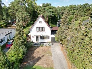 Deze charmante open bebouwing in Keerbergen is een ideale woning voor wie op zoek is naar ruimte en comfort. Met een perceeloppervlakte van 10a51ca en een bewoonbare oppervlakte van 170 m² biedt deze woning veel mogelijkheden om er een riante woning van te maken met een oase van rust. <br />Het bouwjaar van 1951 geeft de woning karakter en charme. De woning werd steeds goed onderhouden en in de loop der jaren werd de woning aangepast naar alle modern hedendaags comfort en al deels energiezuiniger gemaakt.<br />Enkele troeven: Uitstekende bereikbaarheid, zowel met openbaar als privaat vervoer, drie slaapkamers, grote bergzolder die nog kan afgewerkt worden tot extra leefruimte, ruime leefkeuken, veranda en terras met aansluitend een ruime tuin, een aangebouwde garage en drie parkeerplaatsen op de oprit.<br />Al met al is deze woning in Keerbergen een ideale gezinswoning met veel beschikbare ruimte en potentieel. Met een aantal kleine aanpassingen kan deze woning worden omgetoverd tot een waar droomhuis.<br /><br />INDELING:<br />V-1: kelder (ca 10 m²)<br />GV: inkomhal met trap naar verdieping en toilet. Leefruimte (zitplaats, eetplaats), bureau, woonkeuken, ingericht met toestellen, veranda. <br />V1: nachthal met toegang tot bergzolder (luik), 3 slaapkamers, badkamer met bad (douche in bad), dubbele lavabo en 2e toilet.<br />V2: bergzolder, mogelijks uit te breiden tot extra leefruimte (verwarming reeds voorzien)..<br />Buiten: aangebouwd: garage en tuinberging, terras, oprit, tuinhuis.<br /><br />DIVERSEN:<br />Dak reeds geïsoleerd, centrale verwarming op stookolie met recente brander (2020), PVC ramen met dubbel glas, EPC label F: Deze eigendom is onderhevig aan de renovatieverplichting die door de Vlaamse overheid wordt opgelegd. Hiervoor zijn premies voorzien - https://www.vlaanderen.be/een-woning-kopen/renovatieverplichting-voor-residentiele-gebouwen-vanaf-2023. Regenwaterput.<br /><br />WETTELIJKE VERMELDINGEN:<br />Bestemming: woonpark, niet gelegen in een goedgekeurde verkaveling, vergund, geen gerechtelijke maatregelen opgelegd en geen voorkooprecht.<br />P- en G-score: A - niet gelegen in een risicogebied voor overstromingen.