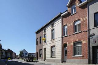 Deze <strong>ruime woning werd reeds grotendeels gestript</strong> en biedt de mogelijkheid tot het creëren van een <strong>inkomhal, inpandige garage, woonkamer met open keuken, badkamer, dressing, berging/wasplaats, 3 slaapkamers en een zolder</strong> (vaste trap). Er is ook een kelder aanwezig. Achteraan bevindt zich de <strong>zonnige tuin (zuidwest oriëntatie)</strong> met tuinberging. <br /><br />Goedgekeurde bouwvergunning werd verkregen. Plannen te verkrijgen op aanvraag. <br /><br /><strong>Centraal gelegen te Aalst, vlakbij verbindingswegen, scholen en op slechts 15 minuten wandelen van de Grote Markt!</strong> Voor meer info en/of een bezoek, contacteer ons via tijl@immotijl.be of 0477 44 86 11.