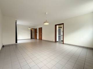 Paln uw bezoek via www.polares.eu!Gelegen op de gelijkvloerse verdieping van deze residentie, kan je dit appartement met twee slaapkamers...