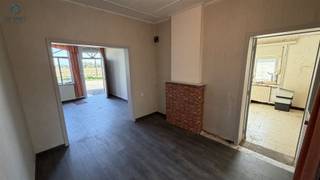 <h2><span>TE RENOVEREN WONING MET 3 SLAAPKAMERS, TUIN EN PRACHTIG UITZICHT IN PAJOTTEGEM</span></h2><p><span>Op zoek naar een woning met karakter en potentieel?</span><span> Deze te renoveren woning is rustig gelegen in een aangename zijstraat van Pajottegem en biedt een prachtig zicht over het omliggende landschap richting de Vlaamse Ardennen.</span></p><p><span>De woning beschikt vandaag reeds over </span><span>drie ruime slaapkamers</span><span>, een inpandige garage, een praktische indeling én een ruime zolderverdieping die nog tal van mogelijkheden biedt. Mits de nodige renovatiewerken kan hier een zeer aangename gezinswoning worden gerealiseerd, volledig naar eigen smaak en wensen.</span></p><h3><span>Indeling</span></h3><p><span>Gelijkvloers</span></p><ul><li><span>Ruime en lichtrijke leefruimte</span></li><li><span>Aparte bureauruimte</span></li><li><span>Ruime keuken met eetplaats</span></li><li><span>Doucheruimte</span></li><li><span>Apart toilet</span></li><li><span>Inpandige garage</span></li></ul><p><span>Eerste verdieping</span></p><ul><li><span>Nachthal</span></li><li><span>3 ruime slaapkamers</span></li><li><span>Badkamer, momenteel nog verder af te werken</span></li></ul><p><span>Zolderverdieping</span></p><ul><li><span>Ruime zolder met mogelijkheid tot het creëren van </span><span>een extra slaapkamer, hobbyruimte of bureauruimte</span></li></ul><p><span>Buiten beschikt de woning over een </span><span>tuin</span><span>, ideaal om na renovatie een aangename buitenruimte te creëren waar u in alle rust kunt genieten van de groene omgeving.</span></p><h3><span>Een woning met mogelijkheden</span></h3><p><span>Dankzij de combinatie van de </span><span>rustige ligging, het mooie uitzicht, de ruime kamers en de uitbreidingsmogelijkheden</span><span> vormt deze woning een interessante opportuniteit voor handige kopers, gezinnen of investeerders die op zoek zijn naar een renovatieproject met potentieel.</span></p><p><span>Laat u niet afschrikken door de renovatiewerken: ontdek vooral de mogelijkheden en creëer hier uw eigen thuis!</span></p><p><span>Interesse? </span><span>Reageer via deze advertentie. Wij nemen vervolgens telefonisch contact met u op om een bezoek in te plannen.</span></p>