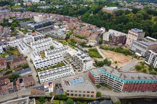 <p><span>In de vernieuwde stadswijk DijleDelta-Bottelarij, gelegen tussen het Klein Begijnhof en de bruisende Vaartkom, bieden wij u met trots deze multifunctionele woning aan. Dit nieuwbouwproject bevindt zich op wandelafstand van het historische centrum van Leuven en geniet van een goede bereikbaarheid met een vlotte verbinding naar belangrijkste invalswegen en werd in 2025 gerealiseerd door de gerenommeerde projectontwikkelaar Virix en ontworpen door Robbrecht & Daem architecten.</span></p><p><span> </span></p><p><span>Met een bewoonbare oppervlakte van maar liefst 230 m² biedt deze energiezuinige hoekwoning bijzonder veel ruimte en tal van mogelijkheden. De woning wordt semi-afgewerkt aangeboden, inclusief alle technieken, chape en pleisterwerken, zodat u de afwerking volledig naar eigen smaak kunt realiseren.</span></p><p><span> </span></p><p><span>Op het gelijkvloers bevindt zich een inkomhal met vestiaire, berging en gastentoilet, een lichtrijke leefruimte met zicht op de gezellige stadstuin en een keuken met aansluitvoorzieningen. De eerste verdieping omvat een nachthal, twee volwaardige slaapkamers, een badkamer, een apart toilet, een berging en een master bedroom met een en suite badkamer. </span></p><p><span> </span></p><p><span>De absolute meerwaarde van deze woning bevindt zich op de tweede en derde verdieping. Deze beschikken over drie bijkomende kamers/studentenkamers, een badkamer, een apart toilet, een keuken en een terras. Dankzij de aparte inkom is dit gedeelte uitermate geschikt voor de verhuur van studentenkamers, als zorgwoning of als uitbreiding van de gezinswoning. En dit steeds binnen de geldende regelgeving.</span></p><p><span> </span></p><p><span>Daarnaast beschikt de woning over een onderhoudsvriendelijke stadstuin met terras waar het heerlijk vertoeven is en bestaat de mogelijkheid om één of meerdere autostaanplaatsen bij aan te kopen.</span></p><p><span> </span></p><p><span>Kortom, deze energiezuinige, ruime en multifunctionele woning met stadstuin in het centrum van Leuven is zeker uw bezoek waard.</span></p><p><span> </span></p><p><span>Verkoop onder het btw-stelsel. Het verlaagde btw-tarief van 6% is mogelijk, mits voldaan wordt aan de geldende voorwaarden.</span></p><p><span> </span></p>