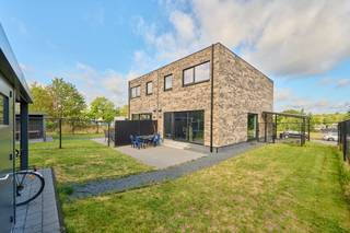 <strong>Zeer energiezuinige, instapklare gezinswoning met centrale ligging - verkoop onder registratierecht</strong><br /><span>Deze instapklare BEN nieuwbouwwoning (houtskeletbouw) is </span><span>gelegen op de Kerkmansstraat 55 te Houthalen op een zuidelijk georiënteerd perceel van 03a24ca. Gelegen in een kindvriendelijke omgeving in een autoluwe, doodlopende straat, maar toch vlakbij belangrijke invalswegen. Deze halfopen bebouwing is kwalitatief afgewerkt en is voorzien van alle nodige comfort. Denk maar aan zonnepanelen met een thuisbatterij, verwarming via een warmtepomp (lucht/lucht) dat zowel zorgt voor koeling als verwarming, ventilatiesysteem type D</span><span>. Verkoop onder registratierecht!<br /></span><span><br />Deze praktisch ingedeelde woning heeft een bewoonbare oppervlakte van +/-145m² en is ingedeeld als volgt:<br /><br />Gelijkvloers: inkomhal met vestiaire en toegang tot het apart toilet. Lichtrijke leefruimte waarin zit-en eethoek met geïntegreerde keuken voorzien van alle comfort. De zwarte, greeploze maatkeuken is afgewerkt met Miele-toestellen en een eiland. Door de grote raampartijen is er een mooi zicht op het groen. Aparte berging. De zuidelijk georiënteerde tuin is omheind, aangelegd met een terras en een handige tuinberging. Zowel de ruime oprit als de carport bieden ruimte voor het parkeren van meerdere wagens. <br /><br />Verdieping 1: nachthal met apart toilet, aparte berging/wasplaats. Moderne badkamer met meubel met dubbele lavabo, ligbad en ruime inloopdouche. Er zijn 4 slaapkamers met oppervlaktes die variëren tussen de 7,5 en 14m².<br /><br />Alle troeven opgesomd:<br />- Indrukwekkend E-peil van -14 (label A+) waardoor een minimaal energieverbruik<br />- Conforme elektriciteitskeuring<br />- 14 Zonnepanelen (4392 kWh) + thuisbatterij<br />- Regenwaterput aangesloten op de toiletten en de buitenkraan<br /><br />Op zoek naar een perfect instapklare woning op een rustige, maar centrale locatie? Neem dan vandaag nog contact op voor een bezoek.<br /><br />Wij ontzorgen je ook voor de <strong>verkoop </strong>van je <strong>huidige woning</strong>! Voor meer uitleg helpen we je graag verder.</span>