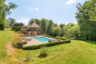 <p><span>Tijdloze villa op een uitzonderlijk perceel van meer dan 1 hectare in de heuvels van de Vlaamse Ardennen,</span> met adembenemend uitzicht en volledige privacy.<br />De woning combineert royaal comfort met een verfijnde afwerking in edele en luxueuze materialen.<br />Een exclusieve eigendom waar rust, ruimte en elegantie perfect samenkomen.</p>