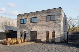 <p><span>Moderne en recent (2018) gebouwde OB met maar liefst 5 slaapkamers gelegen op een ruim en zonnig perceel van 13a46ca te Paal. </span></p><p><span> </span></p><p><span>Belangrijkste troeven: </span></p><p><span>- Centrale ligging in de nabijheid van de autosnelweg (E313) en ideaal gelegen dichtbij de B-Mine</span></p><p><span>- Kwalitatief afgewerkt en uitstekend onderhouden</span></p><p><span>- 5 slaapkamers </span></p><p><span>- Zonnepanelen (34 stuks) en 2 slimme thuisbatterijen van elk 11 kWh, TOP!!! EPC= 2</span></p><p><span>- Overal vloerverwarming</span></p><p><span>- Ruime zonnig georiënteerde en volledig omheinde tuin</span></p><p><span>- Elektrische rolluiken</span></p><p><span>- Dubbele garage (40m²)</span></p><p><span> </span></p><p><span>Bekijk zeker ook de 3D virtuele rondleiding en de grondplannen met de afmetingen. Zo krijgt u van thuis uit al een perfect beeld van wat deze woning te bieden heeft!</span></p><p><span> </span></p><p><span>Wenst u meer info of een vrijblijvende bezichtiging, contacteer dan ons kantoor op het nummer 011 85 15 15 en wij helpen u graag verder. </span></p>