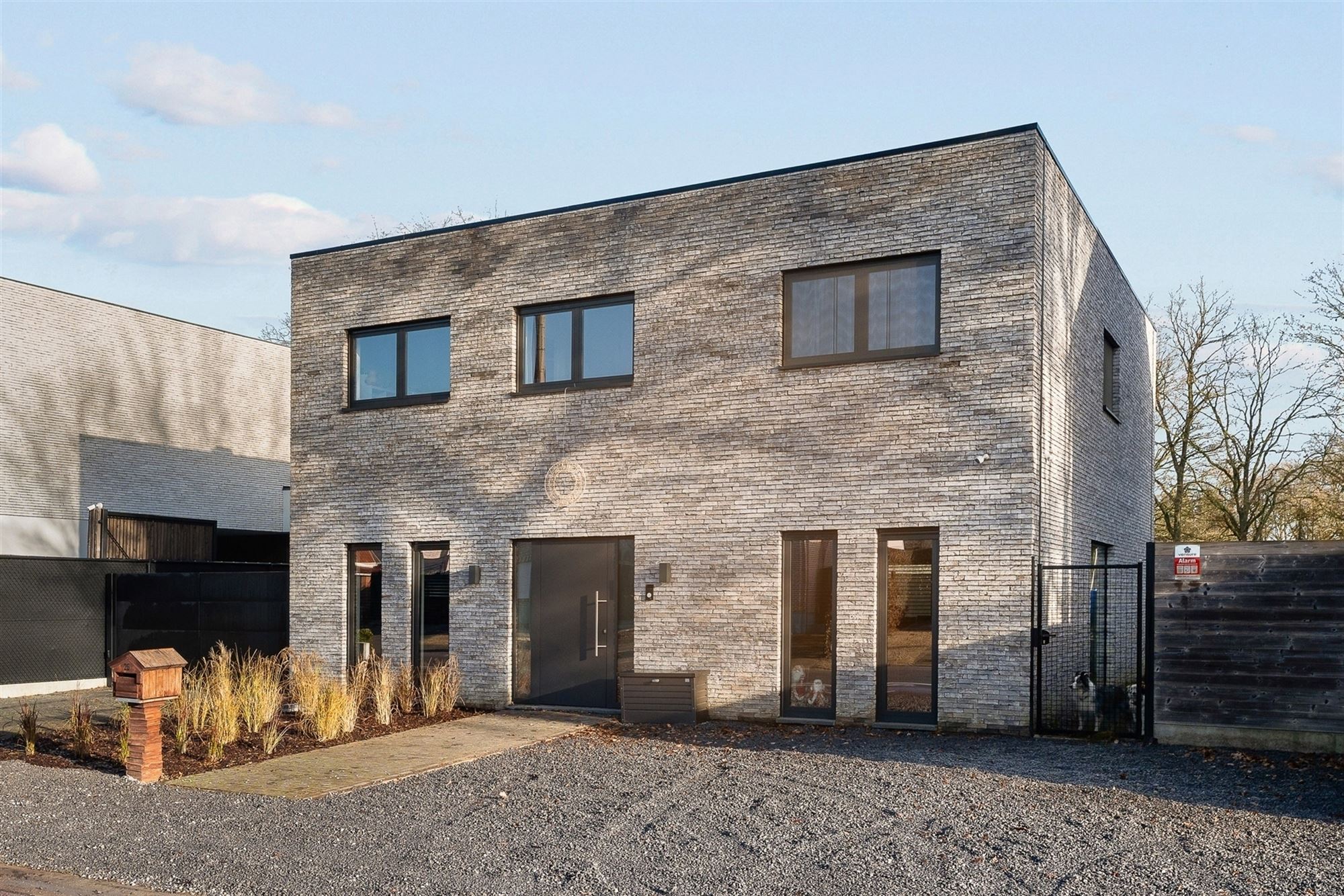 MODERNE EN RECENT GEBOUWDE WONING MET 5 SLAAPKAMERS OP EEN RUIM PERCEEL VAN 13A46CA TE PAAL - foto 1