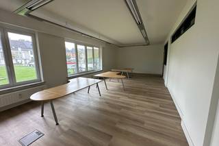 Instapklaar handelspand met parking in hartje EdegemAan de Boniverlei 170 in Edegem bevindt zich dit volledig gerenoveerde handelspand/kantoor,...