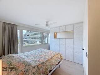 Dit schitterend vernieuwde appartement is gelegen op de 2DE verdieping van de prestigieuze Royal Palace. Het appartement werd volledig vernieuwd waarbij kosten noch moeite gespaard werden. Er is een schitterend zicht op zee die onmiddellijk opvalt bij het betreden van het appartement. De keuken is voorzien van alle toestellen en beschikt over een bijkeuken dewelke nog toegang geven tot een bureauruimte/ontbijthoek. Het appartement beschikt over voldoende bergruimte en elke ruimte werd optimaal benut. Zo zijn er 3 ruime slaapkamers waarvan de masterbedroom voorzien is van een dressing en ensuite badkamer. Er is nog een tweede badkamer en een afzonderlijk toilet. Zowel achteraan als vooraan beschikt het appartement over een zonnig terras waar u elk moment van de dag kan genieten van de zon. De residentie is ondertussen een begrip op de dijk van Oostende en verkeert in uitstekende staat. Er hoort tevens een kelder bij het appartement en er is de mogelijkheid tot het aankopen van een garage.