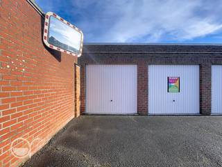 Deze gesloten garagebox is gemakkelijk toegankelijk. Afmetingen 2,7m op 5. Er is geen elektriciteit aanwezig in de garage.