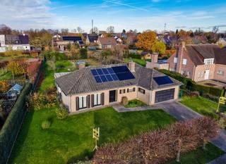 AANGENAME OPEN BEBOUWING met ruime tuin, ZONNEPANELEN EN DUBBELE GARAGE op een toplocatie nabij het centrum van Oudenaarde. Deze gezinswoning op...
