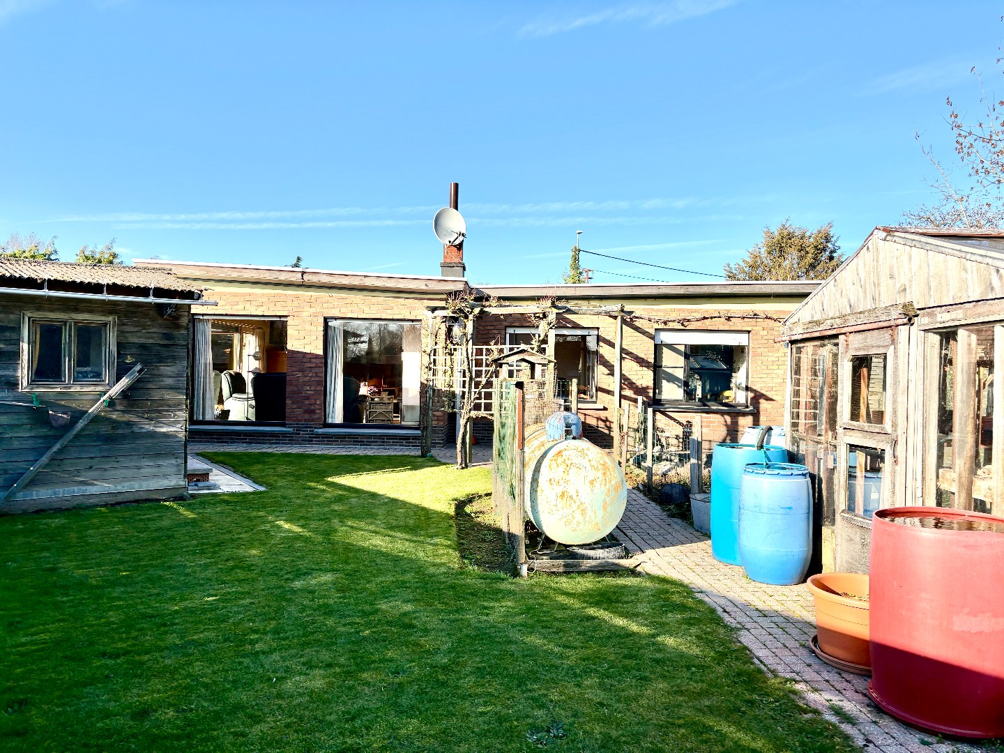 Gelijkvloerse woning op 628 m², 3 slaapkamers, mooi aangelegde tuin en garage. - foto 3