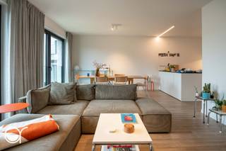 Dit stijlvolle appartement, gebouwd in 2019, bevindt zich op de derde en tevens bovenste verdieping van residentie Bords de Lys. Met een bewoonbare oppervlakte van 87 m² combineert het hedendaags comfort met een hoogwaardige afwerking en een doordachte indeling.<br />Via de inkomhal, voorzien van ingemaakte kasten, komt u in de lichtrijke leefruimte met open keuken. De moderne keuken is volledig uitgerust met kwalitatieve Miele-toestellen, waaronder een oven, microgolfoven, vaatwasser, koelkast, diepvries, kookplaat en dampkap.<br />Aansluitend aan de leefruimte bevindt zich het zuidgerichte terras met uitzicht op de rustige binnentuin.<br />Het appartement beschikt verder over een praktische berging met aansluitingen voor wasmachine en droogkast, evenals een apart gastentoilet. De twee slaapkamers hebben oppervlaktes van respectievelijk 11 m² en 9,28 m², waarbij één kamer voorzien is van ingemaakte kasten. De centraal gelegen badkamer is uitgerust met een moderne inloopdouche en een dubbele lavabo.<br />Ondergronds beschikt u over een handige kelderberging, inbegrepen in de vraagprijs.<br />De staanplaats kan worden aangekocht aan 35.000€.<br /><br />Momenteel is het appartement verhuurd aan €1.150 per maand, wat het eveneens een interessante investeringsopportuniteit maakt.<br /><br />Dit instapklare appartement is de ideale keuze voor wie op zoek is naar een recente, energiezuinige en kwalitatief afgewerkte woonst op een aantrekkelijke locatie.<br />Voor meer informatie of een bezoek kan u terecht op de website https://ham47c302.rosseel.be/ Wanneer meerdere kandidaten de vraagprijs bieden, behoudt de eigenaar zich het recht voor om de biedingen onder gesloten enveloppe verder te laten verlopen.