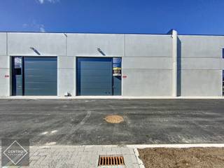 <u><strong>Benaderende AFMETINGEN: </strong></u><br />11,85m breed op 25,62m diep<br />Inclusief 3 private parkeerplaatsen voor de deur!<br /><br /><u><strong>AFWERKING</strong>:</u>
<ul>
<li><strong>Constructie</strong>: Betonnen constructie met volledige overspanning, vrije hoogte 6,2m. </li>
<li><strong>Buitengevels</strong>: Gladde betonpanelen </li>
<li><strong>Binnenwanden</strong>: Betonwanden (15cm) over de volledige hoogte. (RF 60).</li>
<li><strong>Dak:</strong> Geïsoleerd betonnen dak met centrale lichtstraat (3m x 10m).</li>
<li><strong>Vloer</strong>: gepolierde en gewapende betonvloer.</li>
</ul>
<u><strong>Algemeen:</strong></u> Brandklasse C voorzien van RWA (geïntegreerd in de lichtstraat). Conform EPB qua isolatie!<br /><br /><strong><u>BESTEMMING</u>: </strong><br />Opslagruimte (> 50%), nijverheid, lichte productie, ambacht.<br /><br /><u><strong>NUTSVOORZIENINGEN:</strong></u><br />Afzonderlijke tellers voor nutsvoorzieningen. Internet, elektriciteit, regenwater, aardgas, LED-verlichting.<br /><br /><u><strong>LIGGING:</strong></u><br />Op ambachtelijke zone te 8490 Jabbeke.<br />Op 200m van autosnelweg E40/E403.<br /><br /><u>* Bijzonderheden:</u><br />- ABSOLUTE NIEUWSTAAT. <br />- Prijzen per maand, excl. BTW (21%), gemene kosten en onroerende voorheffing (conform aanslagbiljet).<br />- Onze referentie op <strong>www.centro.be</strong> : <strong>P0389B </strong>of contacteer ons op <strong>050 70 01 02</strong>.