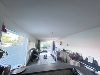 <strong>Zonnebeke - Appartement met 2 slaapkamers en tuin.</strong><br /><br /><strong>Dit appartement bestaat uit:</strong><br /><br />Inkom, apart toilet, woonkamer, badkamer, berging, 2 slaapkamers en tuin.<br /><br /><br /><strong>Troeven</strong><br />+ staanplaats inbegrepen in de prijs<br />+ Tuin<br />+ Lichtrijk appartement<br />+ goede epc <br />+ electriciteit conform<br />+ ruim terras + west gerichte tuin <br /><br />mogelijk om garage bij te kopen + 25.000 euro <br />app + garge + staanplaats: vraagprijs 325.000 euro<br /><br />